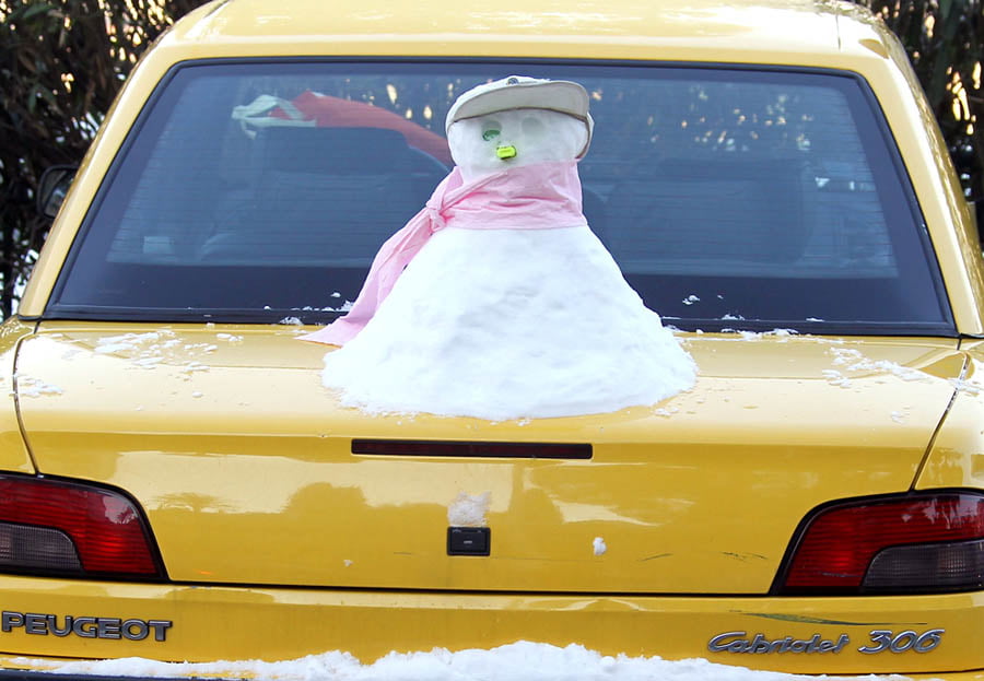 Un hombre de hielo decora un auto en Niza Francia