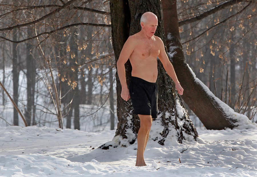 Un hombre reta al frio mientras hace ejercicio en Moscu la temperatura bajo hasta los 21 grados celsius