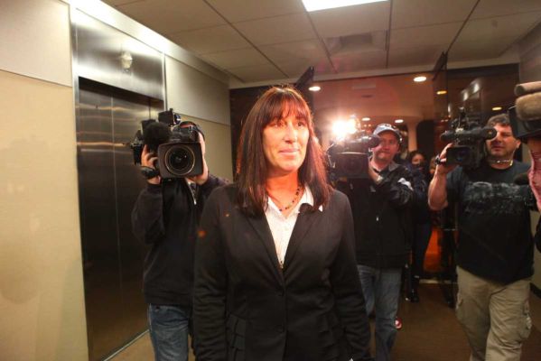Mujer denuncia ser despedida tras donar un riñón a su jefa Deborah Stevens