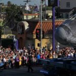 Fotogalería del transbordador Endeavour recorriendo las calles de California la me 1013 shuttle13 brv