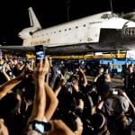 Fotogalería del transbordador Endeavour recorriendo las calles de California la me 1013 shuttle17 wjs