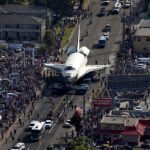Fotogalería del transbordador Endeavour recorriendo las calles de California shuttle d2 37