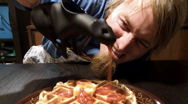 Salsera que emula a un gato... ¿vomitando? salsera felina feat