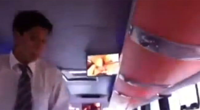 chofer de autobous pone una pelicula porno