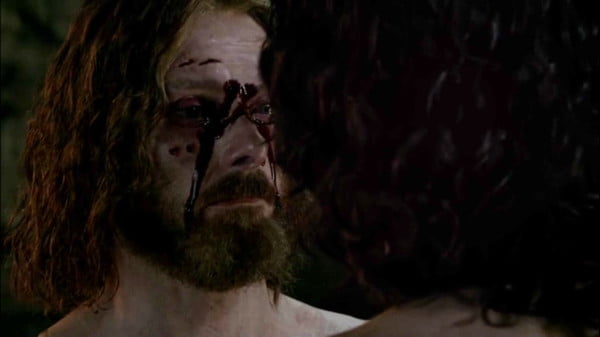 Escena del penúltimo episodio. Micheletto mata a su amante por ser un espía y llora lágrimas de sangre.
