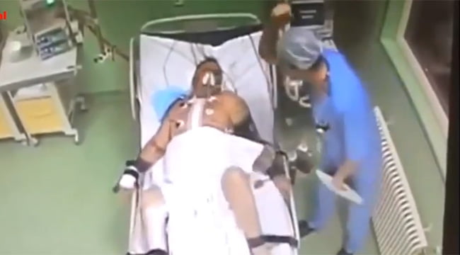 medico ruso golpea a paciente indefenso