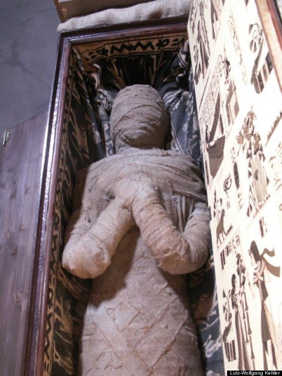 Niño alemán encuentra momia en el ático de su abuela moia de alemania