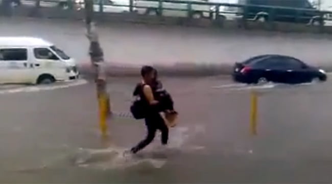 pareja cae a coladera