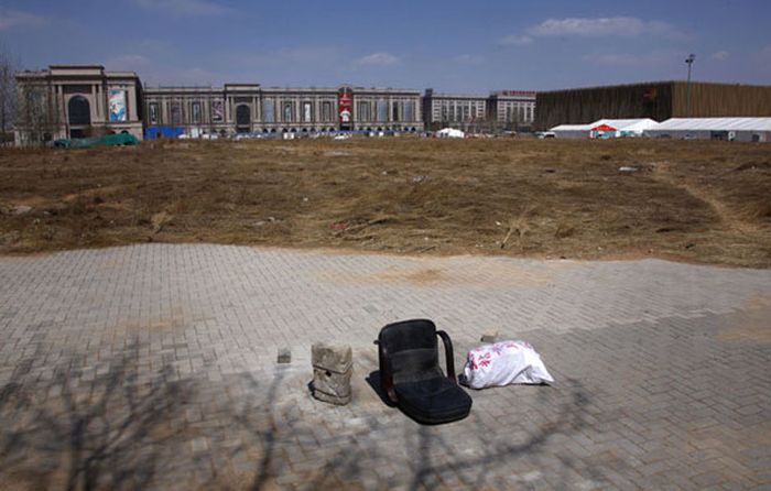 Beijing 2008, las olimpiadas olvidadas A chair lies on a deserted field that was once part of the stadium where the 2008 Olympic Games baseball competition was held in central Beijing