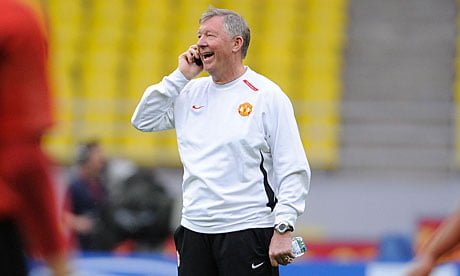 Aficionado del Manchester United llama a emergencias para hablar con Sir Alex Ferguson Sir Alex Ferguson on the phone