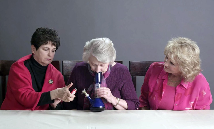 abuelitas usando drogas