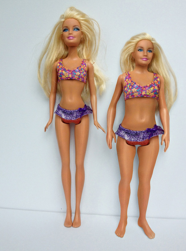 Del lado Izquierdo una Barbie, del lado derecho una Lammily