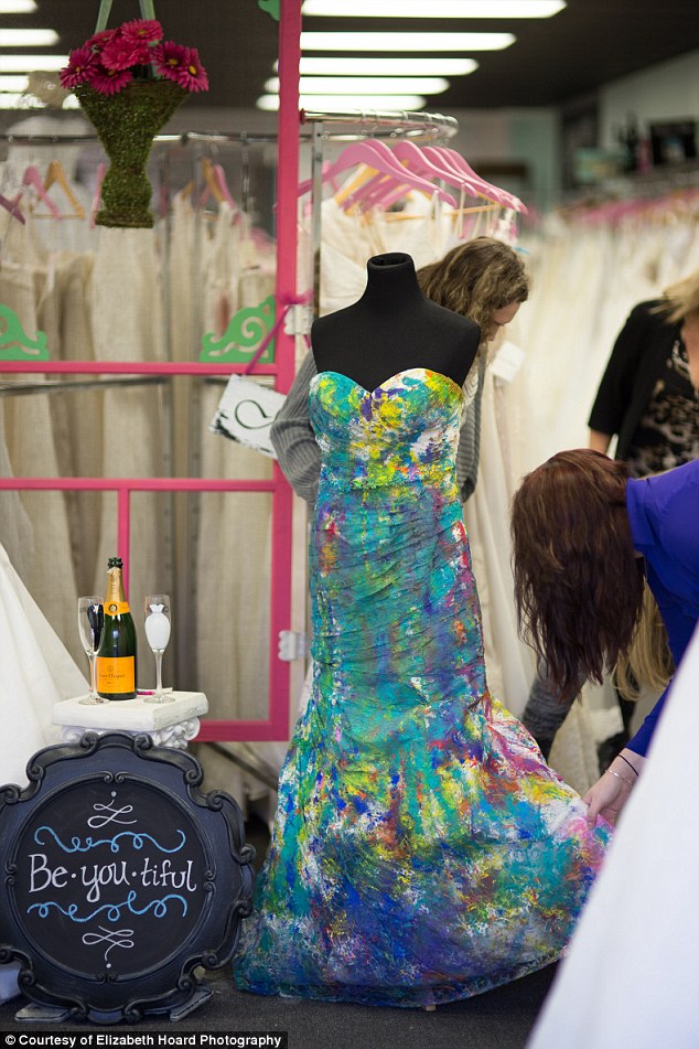 Novia plantada destroza creativamente su vestido Shelby Swink 18