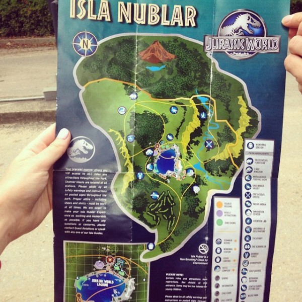 Jurassic World revela al Indominus Rex jurassic-world-brochure-600x600