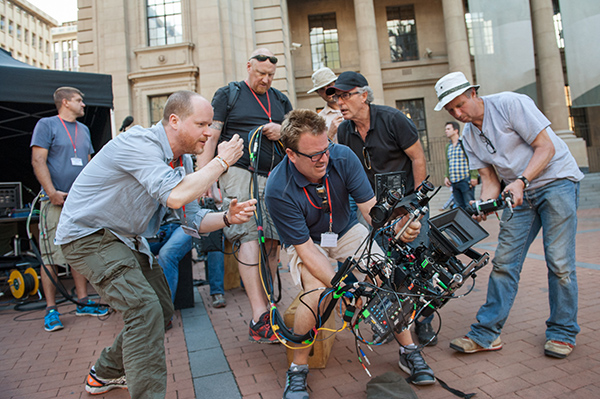 Reseña de Avengers: Age of Ultron, esto ya lo ví Marvel's Avengers: Age Of Ultron..Director Joss Whedon working on set..Ph: Jay Maidment..?Marvel 2015