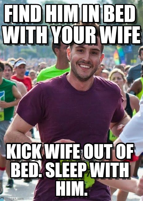Lo encuentras en la cama con tu esposa... Corres a la esposa, te acuestas con él.