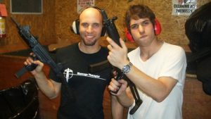 War Dogs es una exitosa comedia que nace del miedo Los verdaderos 'War Dogs': David Packouz (izq) y Efraim Diveroli