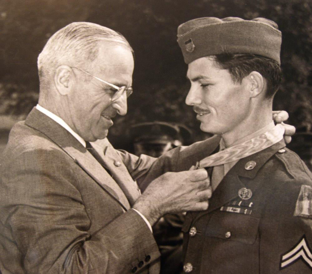 president-harry-truman-presenting-desmond-doss-with-the-medal-of-honor-on-oct-12