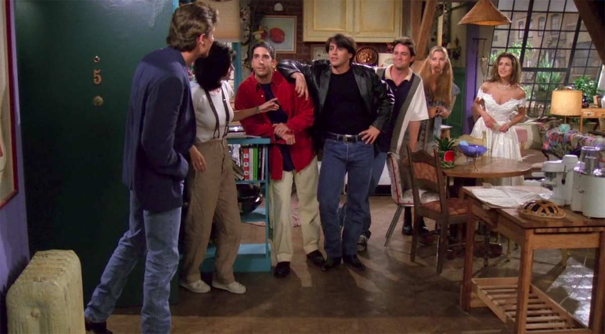 Creador de Friends revela la historia de Mónica que trataron prohibir friends monica el tipo del vino