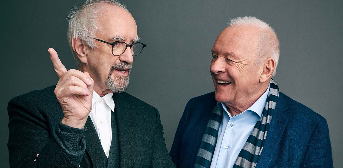 Los Dos Papas es curiosamente humana Anthony Hopkins y Jonathan Pryce en Los Dos Papas