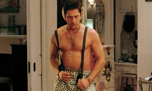 Gerard Butler casi mata a hillary swank