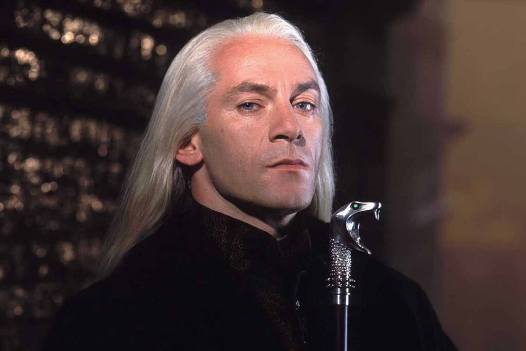 La serie de Tomb Raider de Sophie Turner confirma a Jason Isaacs y Sigourney Weaver en roles clave Jason Isaacs Tomb Raider